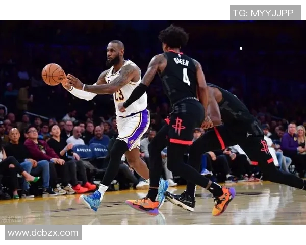 湖人火箭球迷网热议比赛精彩瞬间与球员表现分析